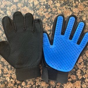 Pet grooming gloves
